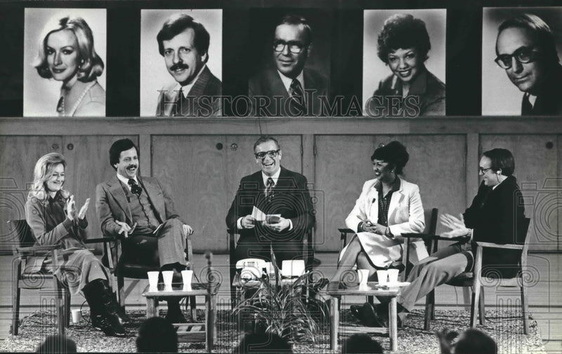 Load image into Gallery viewer, 1980 Press Photo NBC correspondents speaking about Iran in Oak Creek gymnasium
