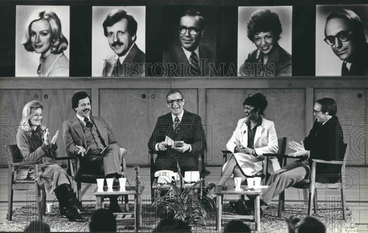 1980 Press Photo NBC correspondents speaking about Iran in Oak Creek gymnasium