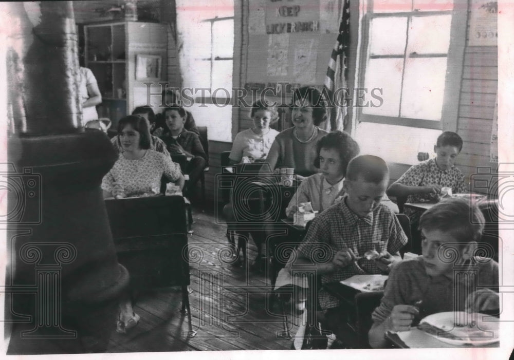 1964 Press Photo Mrs. Lyndon B. Johnson at a school in Licks Branch, Kentucky- Historic Images