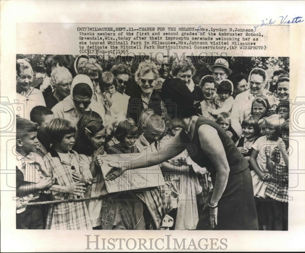 1965 Press Photo Mrs. Lyndon B. Johnson with crowd at Mitchell Park, Wisconsin