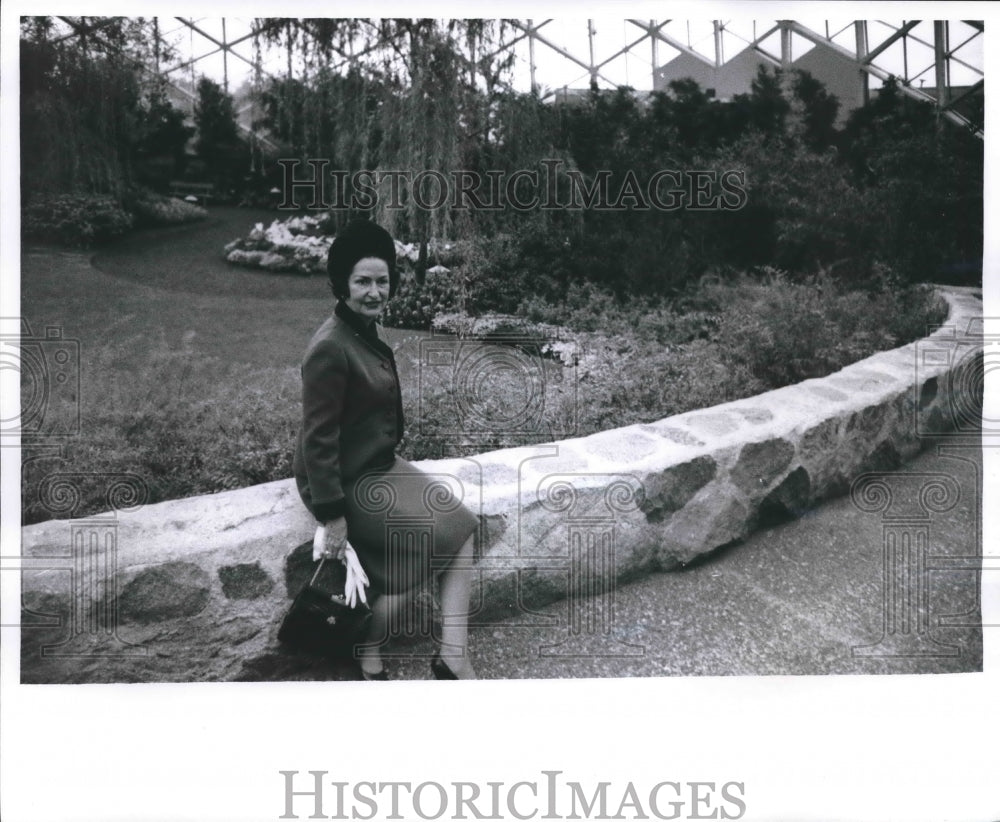 1965 Press Photo Mrs. Lyndon B. Johnson in temperate climate dome in Milwaukee- Historic Images