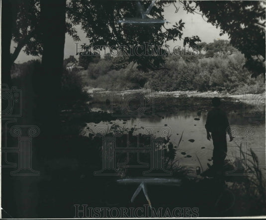 1942 Press Photo "The Old Swimming Hole," a view on the Menomonee River Parkway- Historic Images