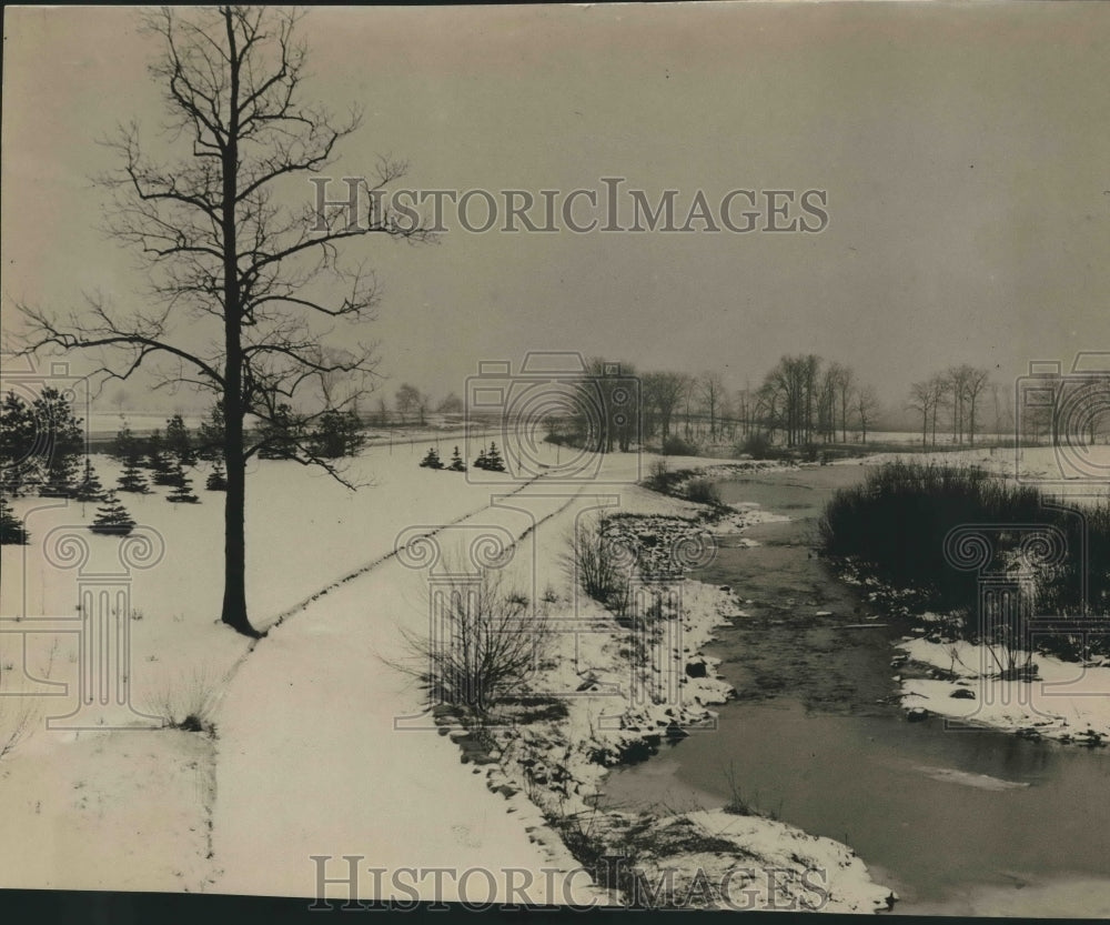 1932 Press Photo Snow on the Menomonee river parkway in Wisconsin - mjx40782