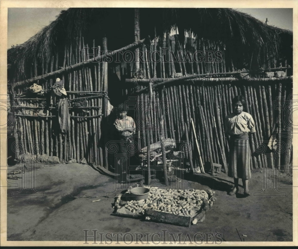 1986 Press Photo Guatemalan family in refugee camp in La Pista - mjx40795- Historic Images