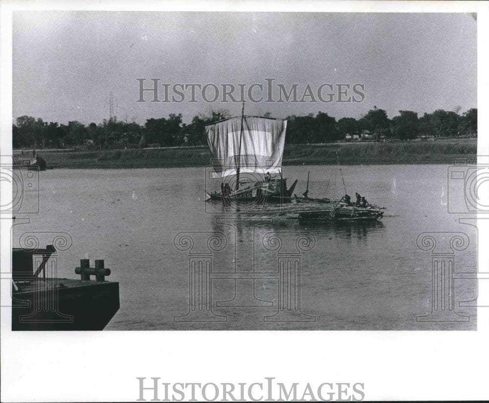 1963 Press Photo Typical river boats in Dacca, East Pakistan. - mjx40883
