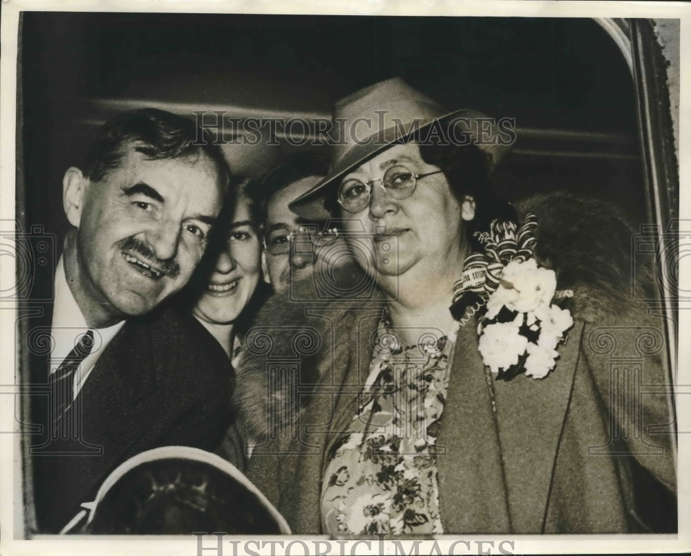 1964 Press Photo Daniel Hoan former mayor of Milwaukee and family. - mjx40983