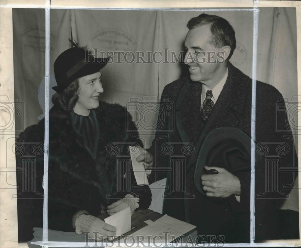 1940 Press Photo Mayor Daniel Hoan and daughter, Agnes Hoan castings their votes- Historic Images