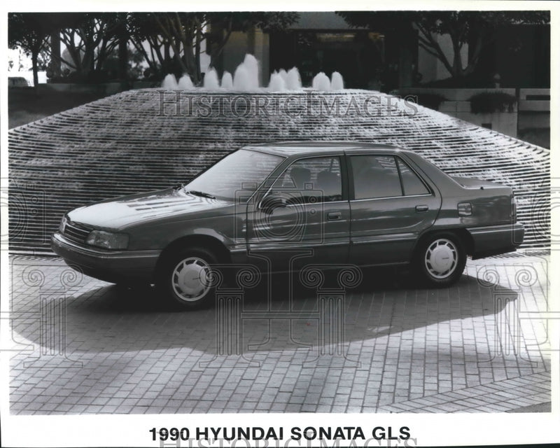 Load image into Gallery viewer, 1990 Press Photo 1990 Hyundai Sonata GLS - mjx41079
