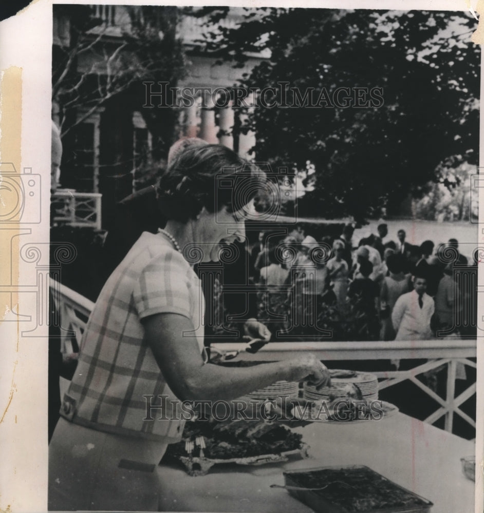 1965 Press Photo Mrs. Lyndon B. Johnson helped herself at a picnic in Virginia.
