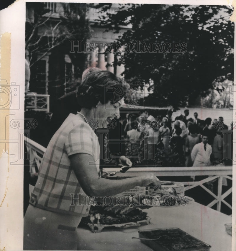 Load image into Gallery viewer, 1965 Press Photo Mrs. Lyndon B. Johnson helped herself at a picnic in Virginia.
