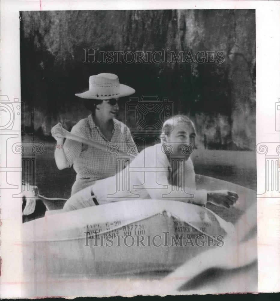 1966 Press Photo Mrs. L. B. Johnson and Interior Secretary Udall in rubber raft.- Historic Images