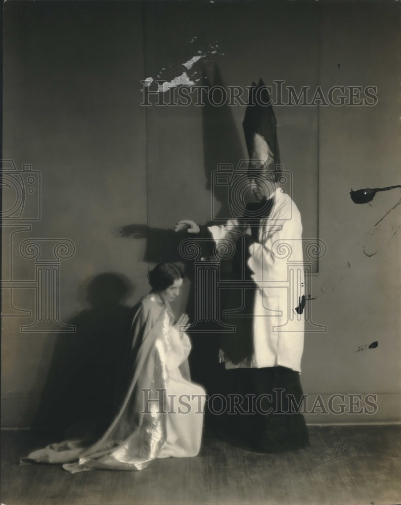 1926 Press Photo Mrs. J. T. Hale as "Woman" and Oliver Anderson as "Religion"