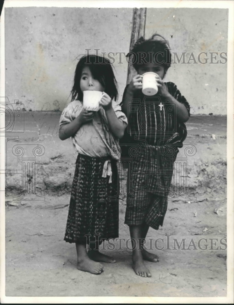 1962 Press Photo Guatemalan youngsters drinking mugs of milk at Santa Ana Xococ.- Historic Images