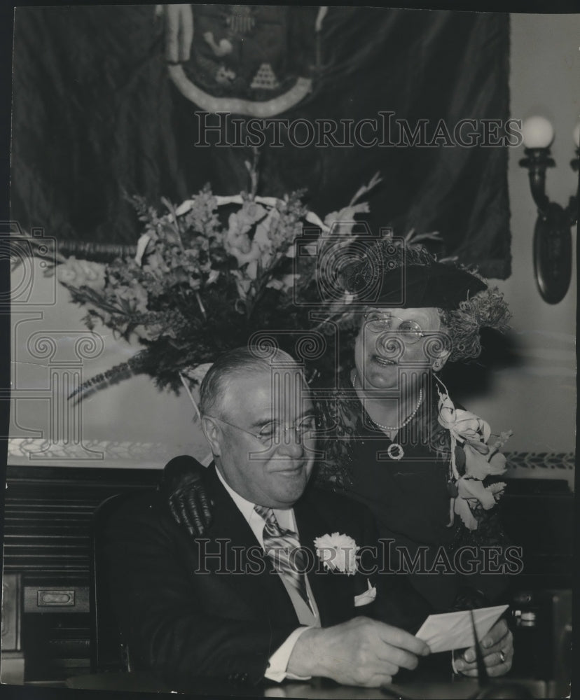 1939 Press Photo Governor Heil and Mrs. Heil in the capitol's executive office