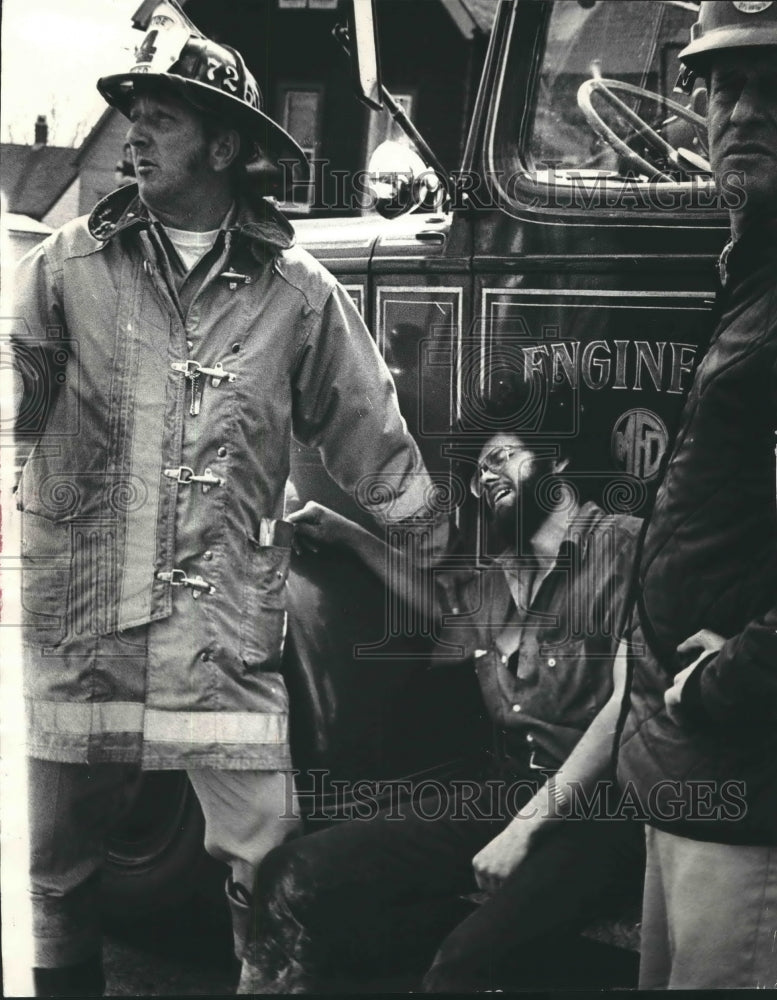 1975 Press Photo Employee of Spencer Leathers was overcome by poisonous gas.- Historic Images