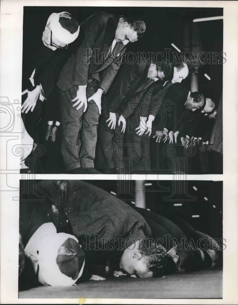 1968 Press Photo Gamal Abdel Nasser and others praying in Cairo - mjx41474- Historic Images