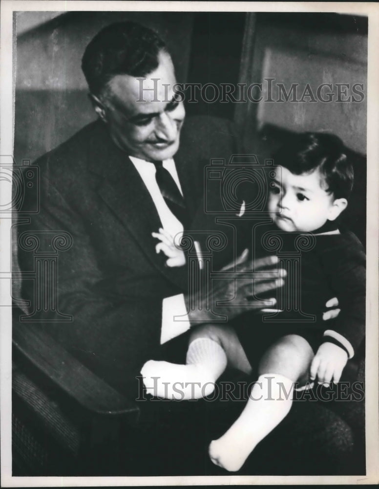 1968 Press Photo Gamal Abdel Nasser with his grandson in Aswan, Egypt- Historic Images