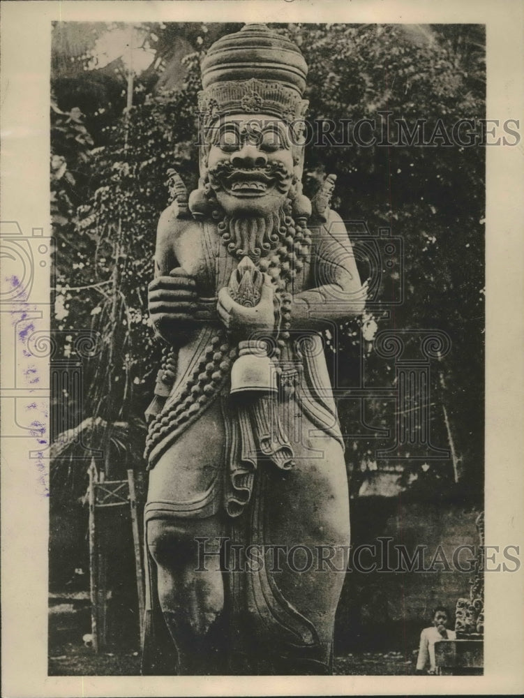 1924 Press Photo People at the base of stone deity at Boeleleng Temple, Bali- Historic Images