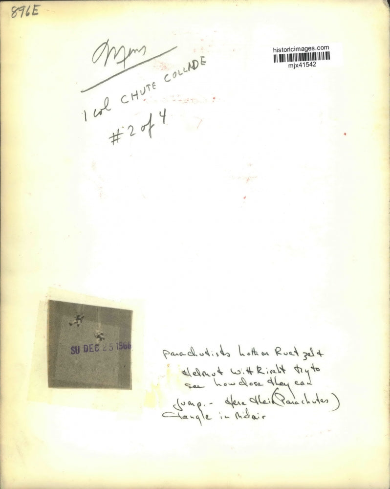 1966 Press Photo Parachutists Lathan Ruetzel and Helmut Wittrircht tangle up.