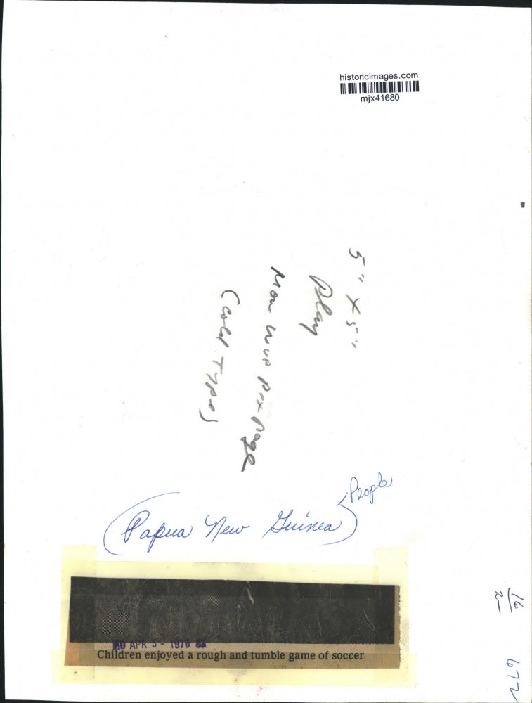 1976 Press Photo Papua New Guinea children enjoy rough and tumble game of soccer