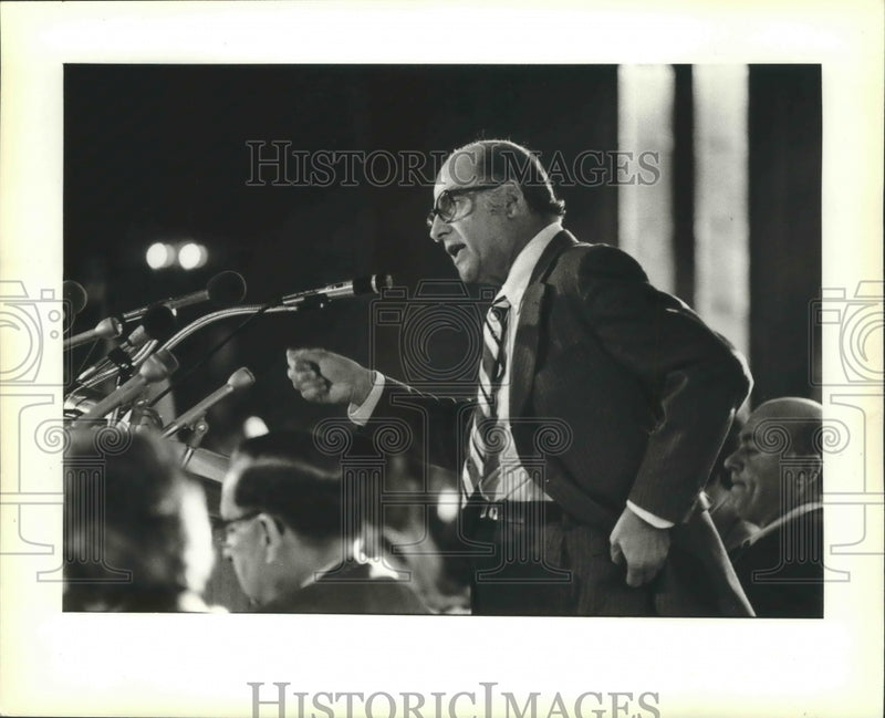 Load image into Gallery viewer, 1980 Press Photo Former United States Senator Gaylord Nelson - mjx41700
