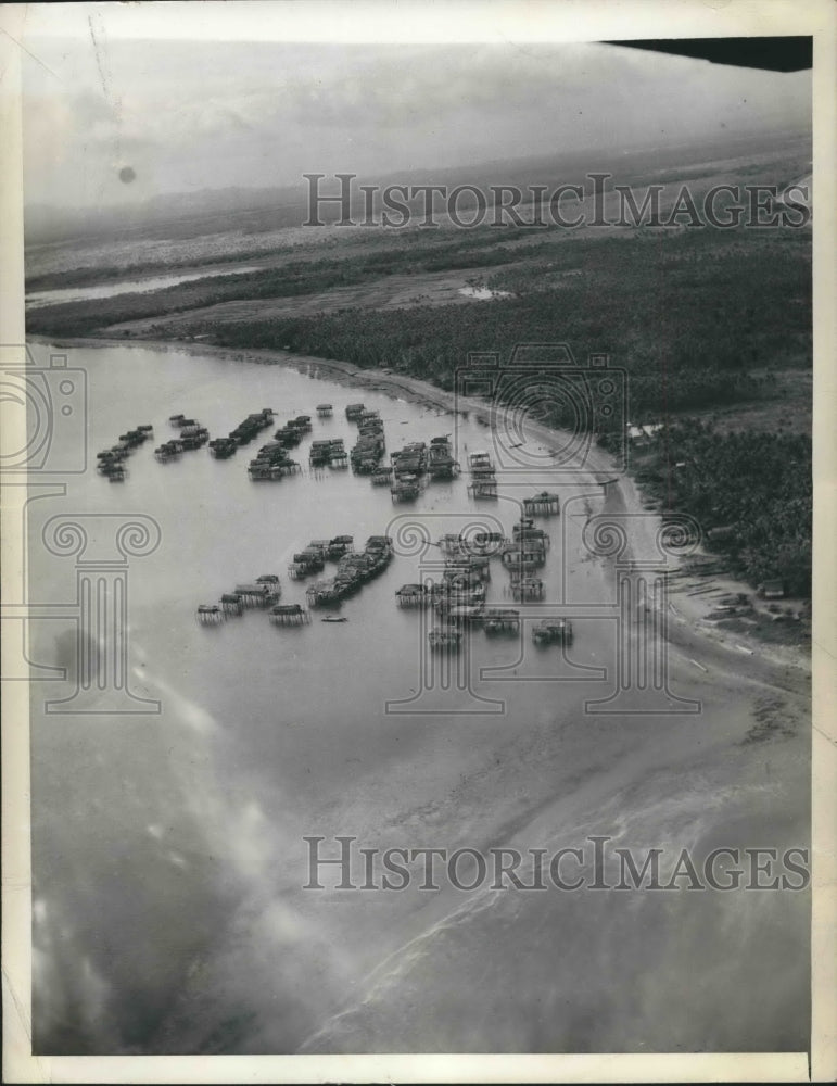 1943 Press Photo Aerial view of stilt houses in New Guinea's Hood Point village