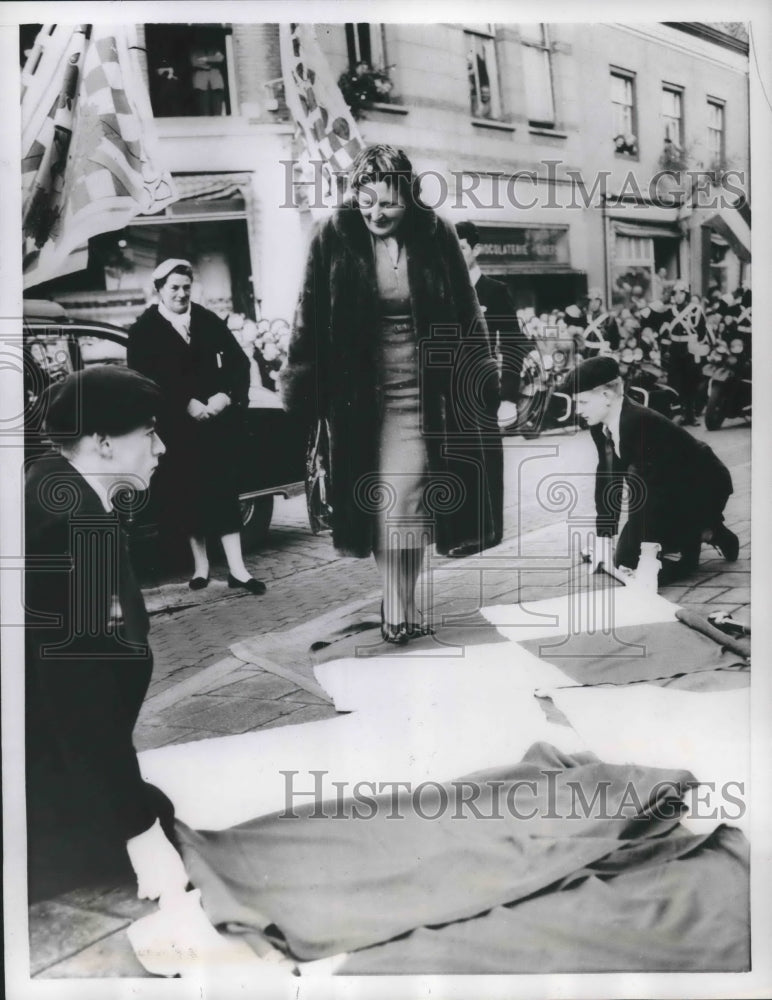Load image into Gallery viewer, 1955 Press Photo Colorful flags of carpet for Queen Juliana of the Netherlands
