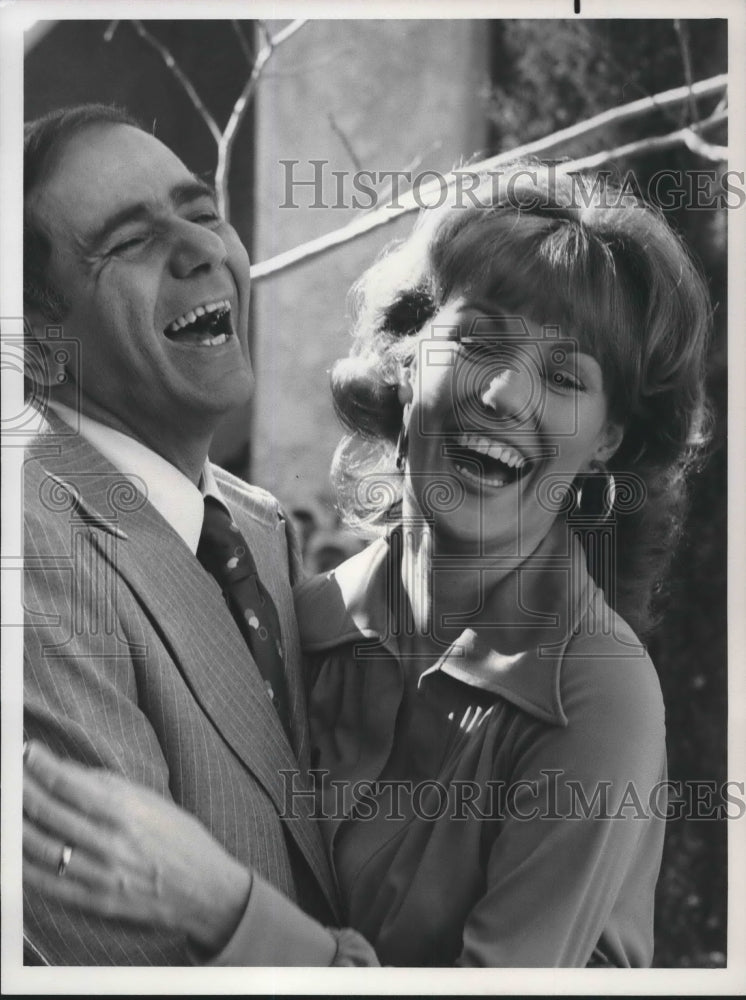 1975 Press Photo Michael Constantine and Barbara Rhoades enjoy a moment.- Historic Images