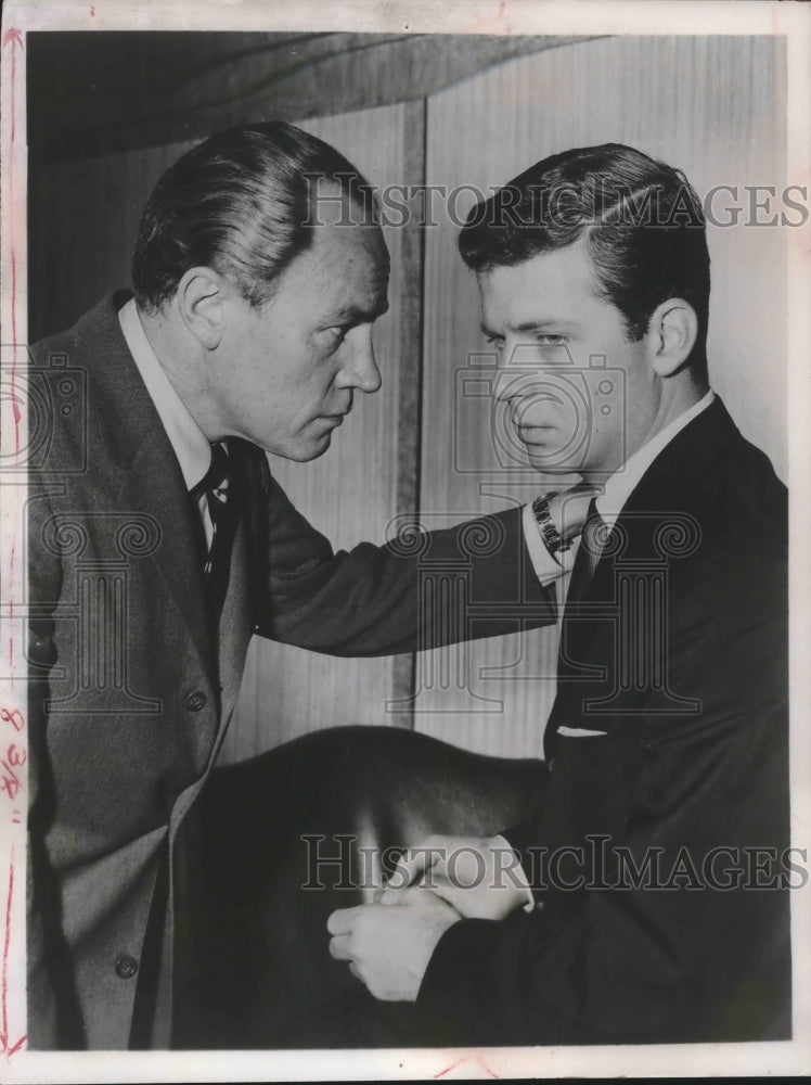 1968 Press Photo Something serious occupies E.G. Marshall and Robert Reed.- Historic Images