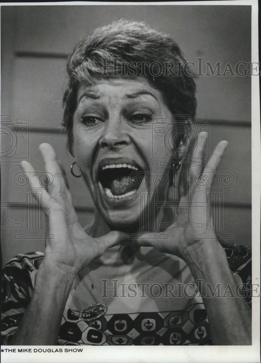 1967 Press Photo Martha Raye co-hosting on "The Mike Douglas Show" for a week.- Historic Images