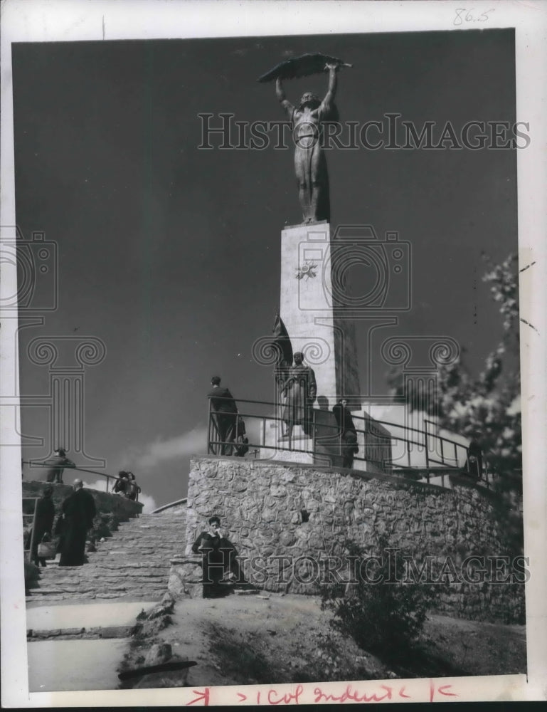 1947 Press Photo A peace monument erected by the Russians for Budapest, Hungary