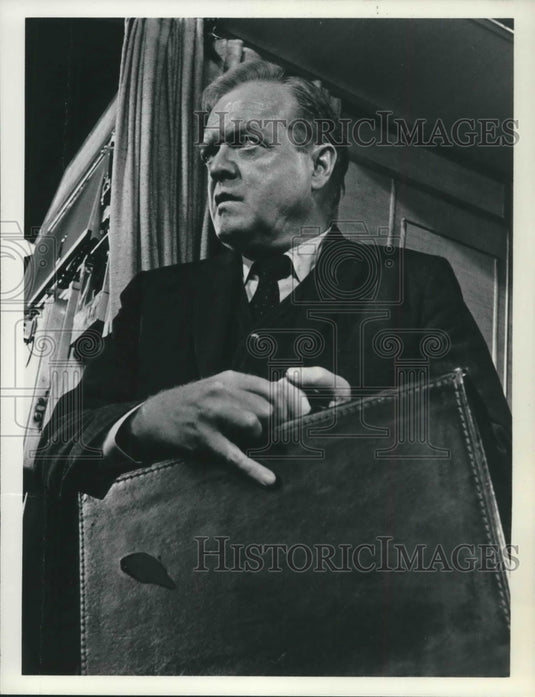 1973 Press Photo Van Heflin threatens to blow up jetliner flight "Airport"- Historic Images