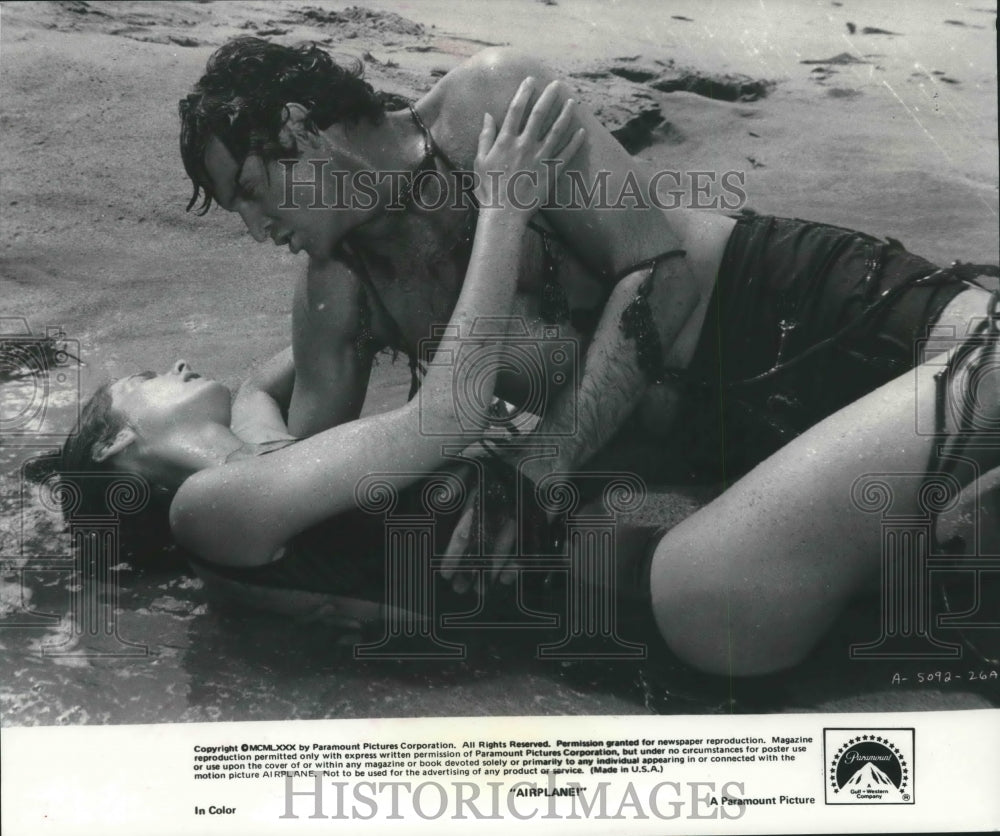 1980 Press Photo Julie Hagerty and Robert Hays in scene from "Airplane!"