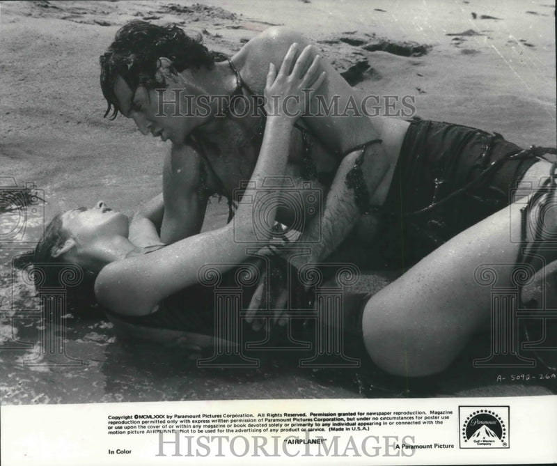 Load image into Gallery viewer, 1980 Press Photo Julie Hagerty and Robert Hays in scene from "Airplane!"
