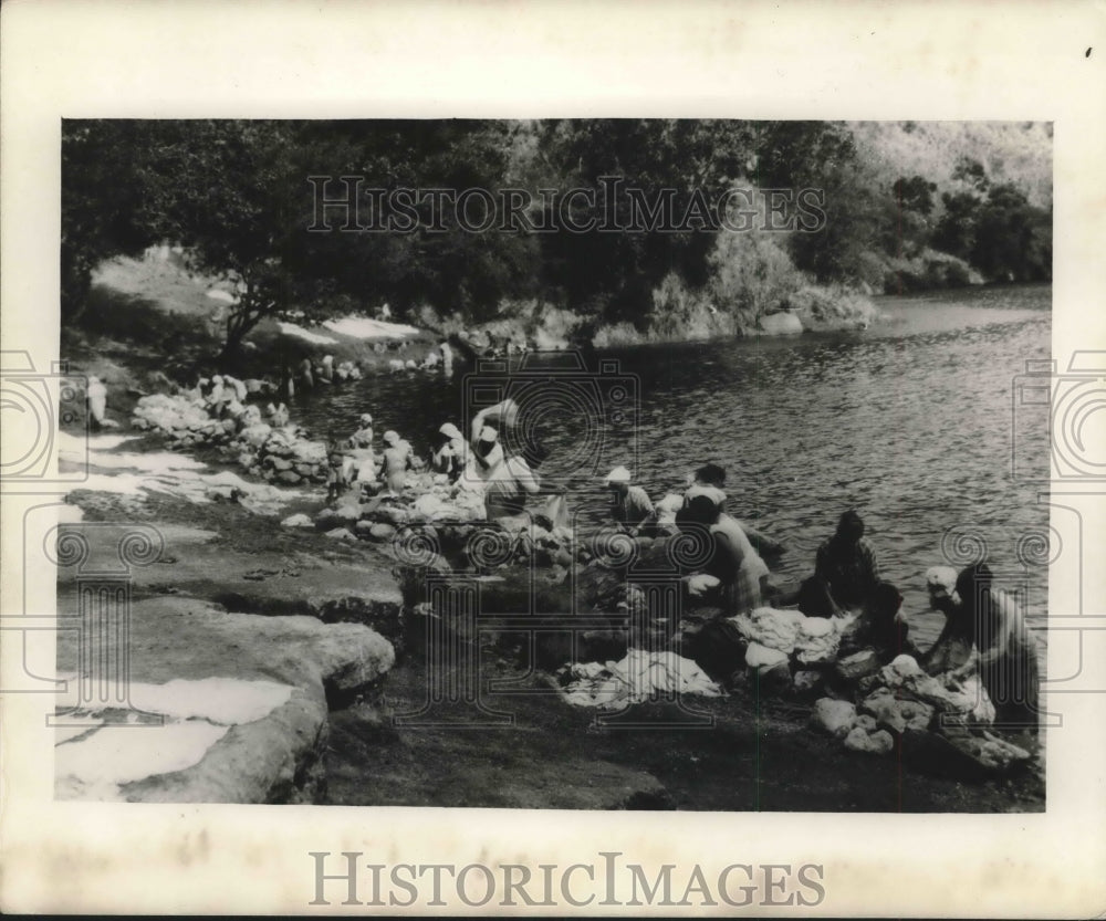 1946 Press Photo Women washing clothes in Panama City. - mjx42682