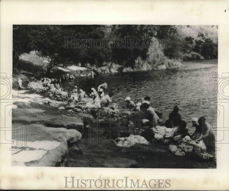 Load image into Gallery viewer, 1946 Press Photo Women washing clothes in Panama City. - mjx42682
