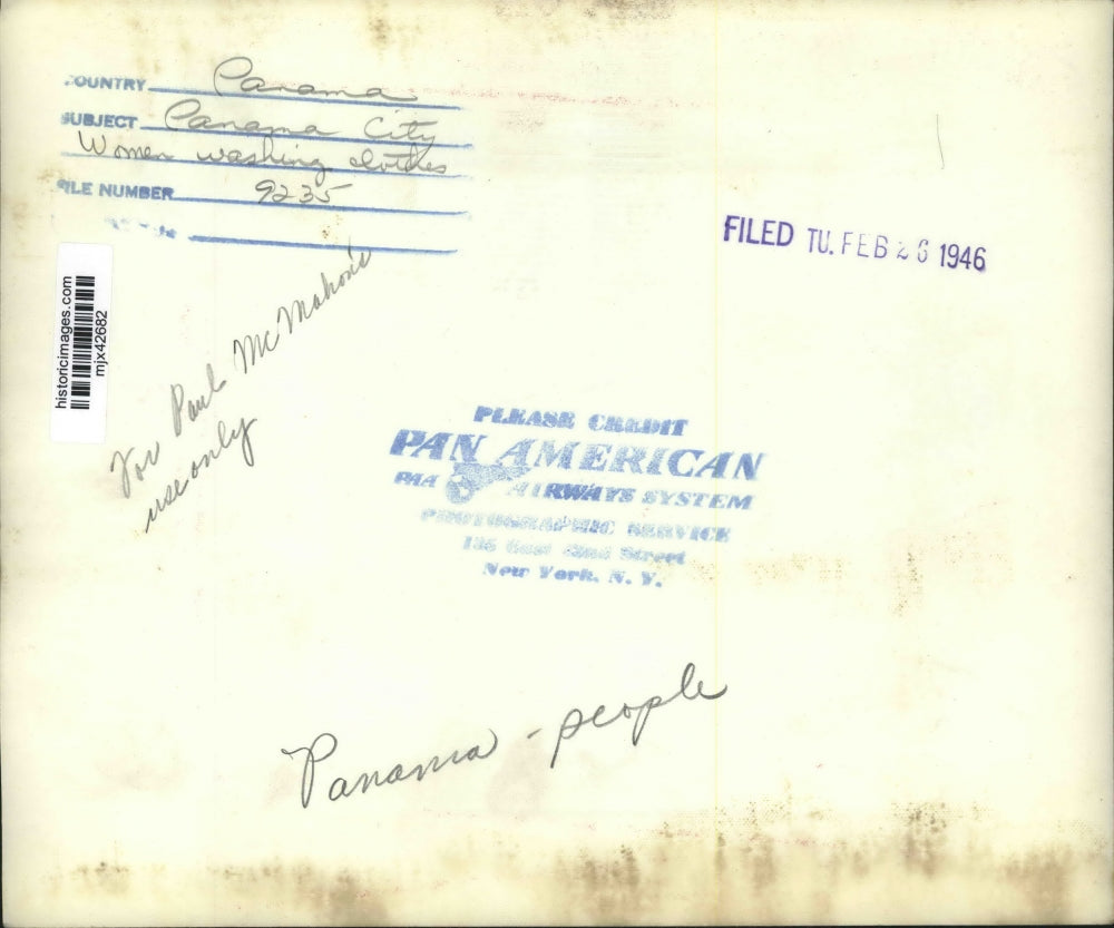 1946 Press Photo Women washing clothes in Panama City. - mjx42682