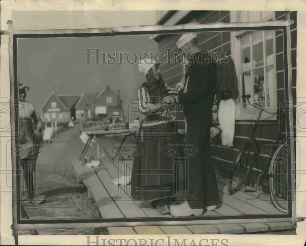 1924 Press Photo A Holland maiden teaches a sailor how to dance in wooden clogs