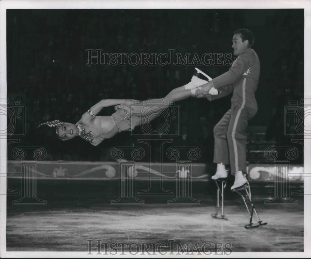 1955 Press Photo Ice skaters Calvin Cook and Mary Bohland in &#39;Holiday on Ice&#39;- Historic Images