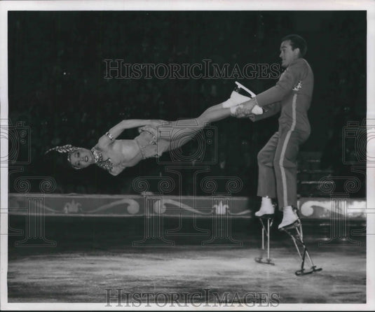 1955 Press Photo Ice skaters Calvin Cook and Mary Bohland in 'Holiday on Ice'- Historic Images