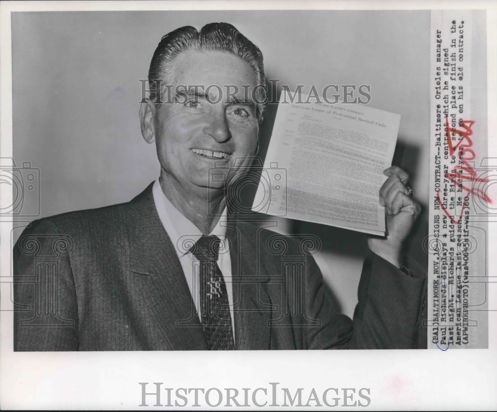 1960 Press Photo Baltimore Orioles manager Paul Richards signs new contract.- Historic Images