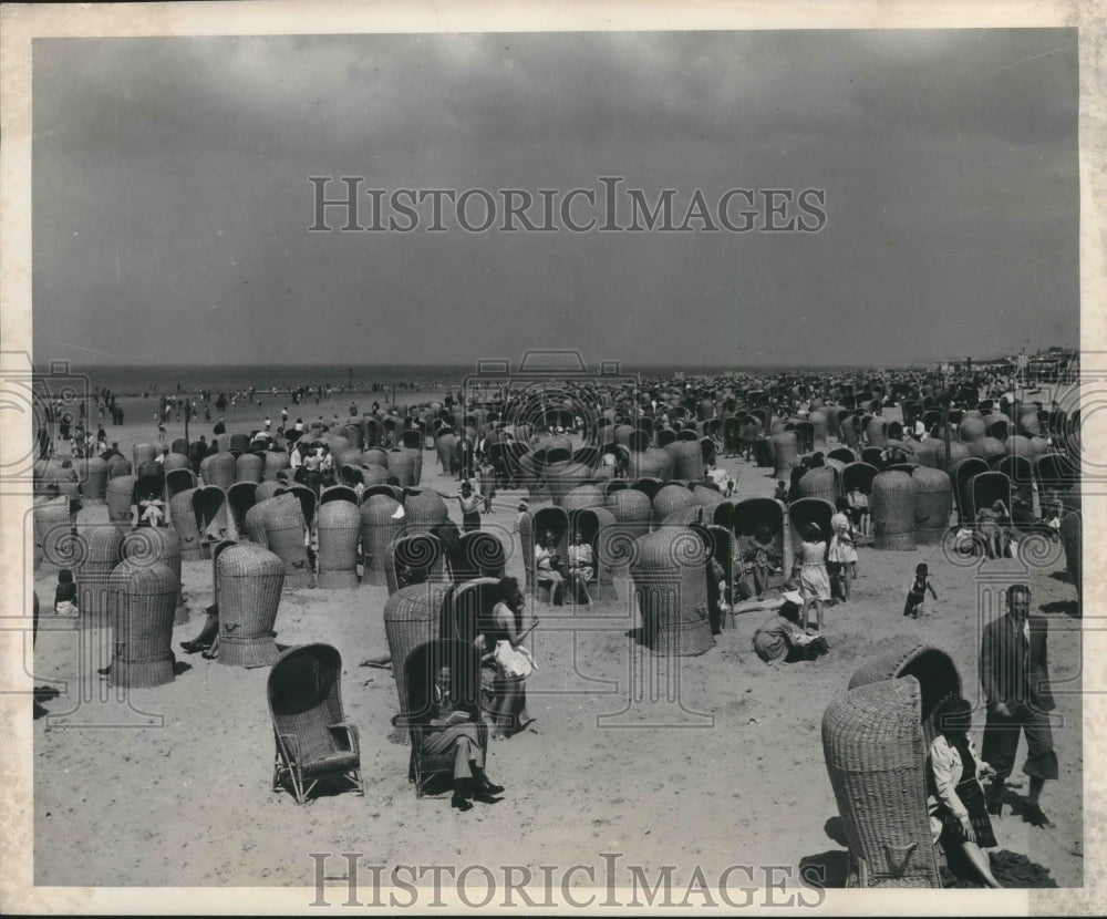1948 Press Photo The North Sea beach resort at Scheveningen, Holland - mjx42934