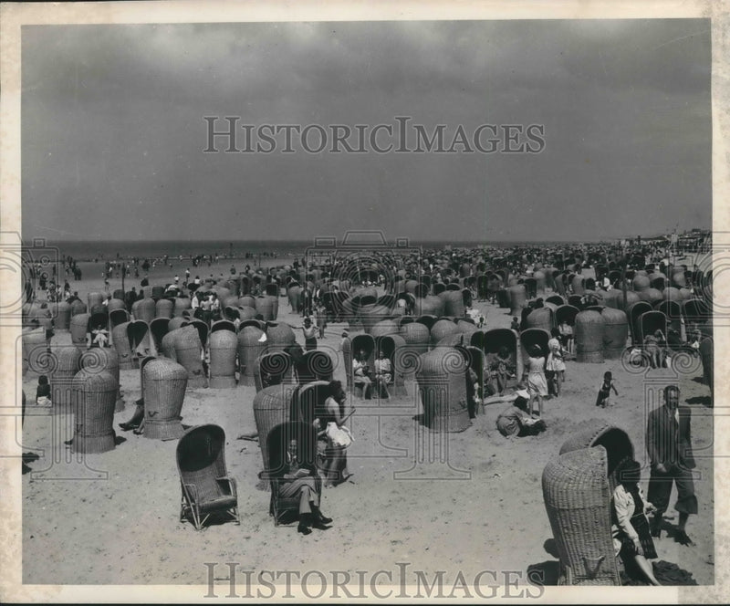 Load image into Gallery viewer, 1948 Press Photo The North Sea beach resort at Scheveningen, Holland - mjx42934
