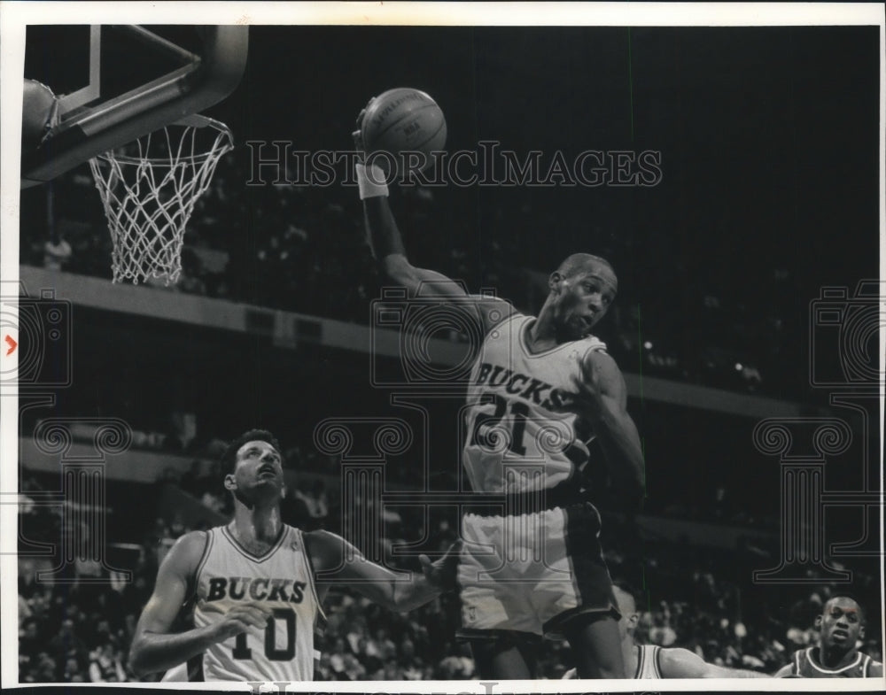 1991 Press Photo Alvin Robertson rebounding in Bucks game - mjx42999- Historic Images