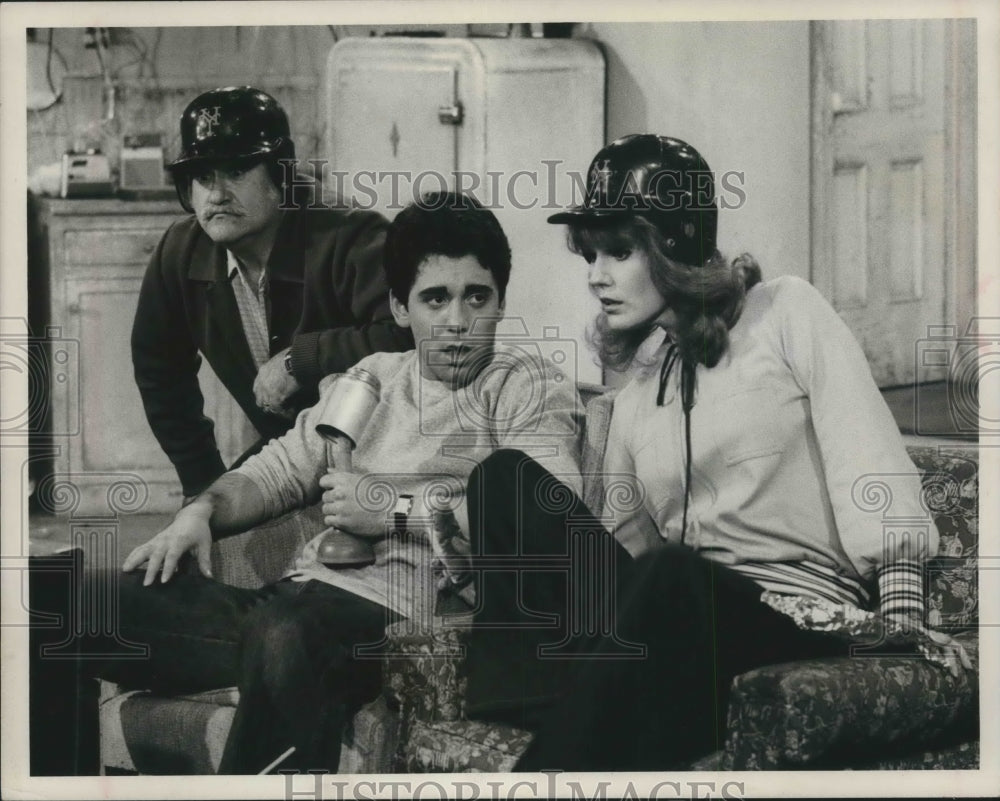 1977 Press Photo Barbara Rhoades, Jack Kruschen and Adam Arkin in Busting Loose
