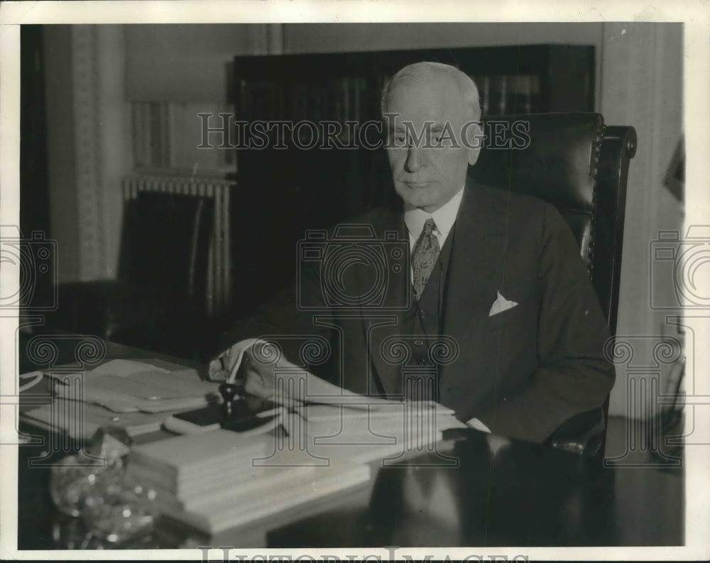 1933 Press Photo Secretary of State Cordell Hull pictured at his Washington desk- Historic Images