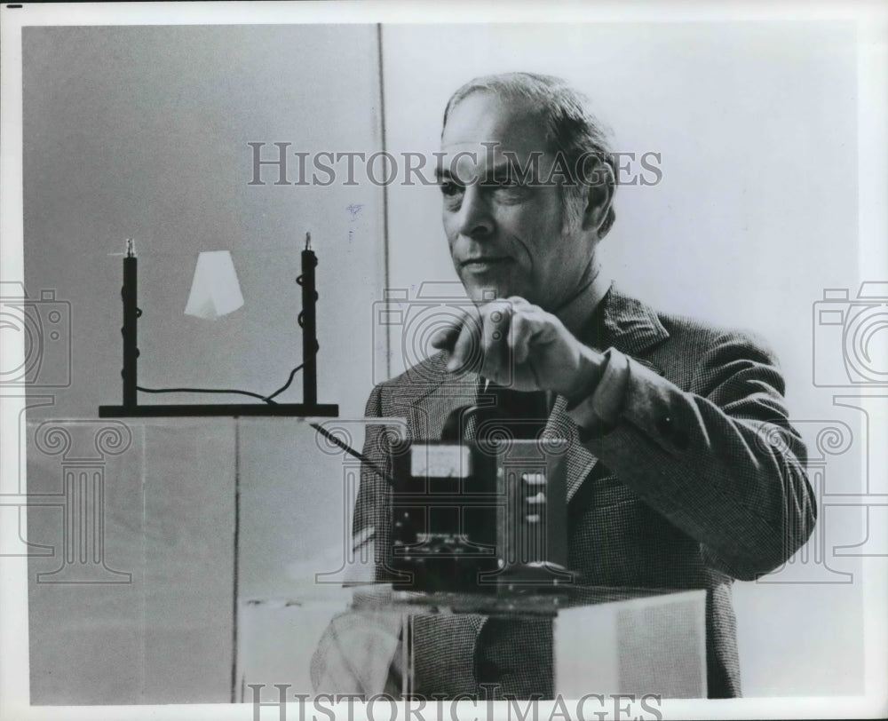 1974 Press Photo Mr. Wizard, Don Herbert, explains the mysteries of electricity.- Historic Images