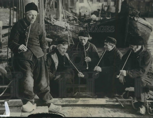 1935 Press Photo Group of old men in Vollendam, Holland visit and smoke tobacco- Historic Images