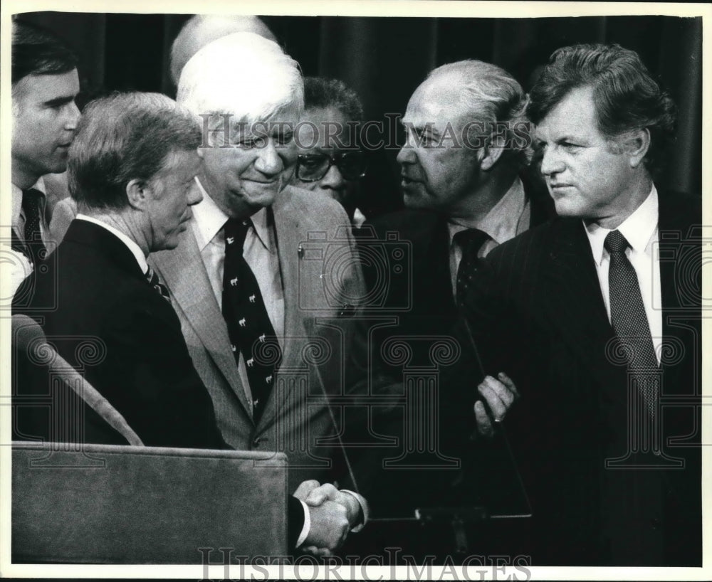 1980 Press Photo Carter and Kennedy shake hands at 1980 Democratic Convention.