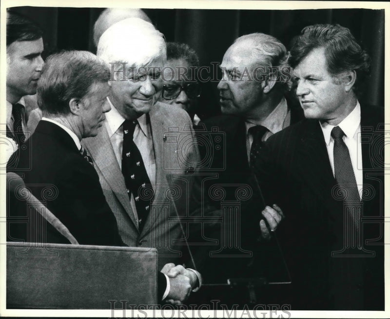 Load image into Gallery viewer, 1980 Press Photo Carter and Kennedy shake hands at 1980 Democratic Convention.

